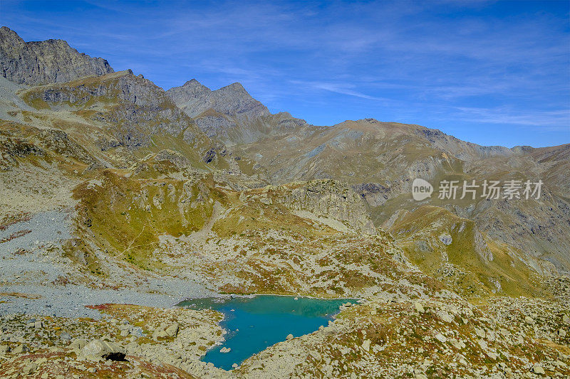 奇亚雷托湖(Lago Chiaretto)，位于蒙维索山脚，从扁德尔雷(Pian del Re)通往里富吉奥塞拉(Rifugio Sella)的小路上。意大利北部皮埃蒙特的科提亚阿尔卑斯山